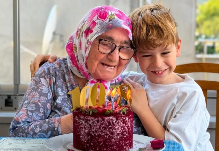 100-летняя бабушка и 8-летний сын: Звезда «Далекого города» тронул поклонников семейным снимком