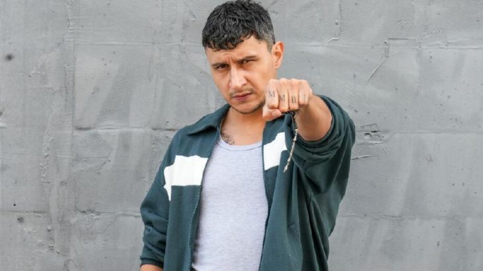 Альпер Чанкая для роли в сериале Ты тот, кого я люблю позировал в тюрьме